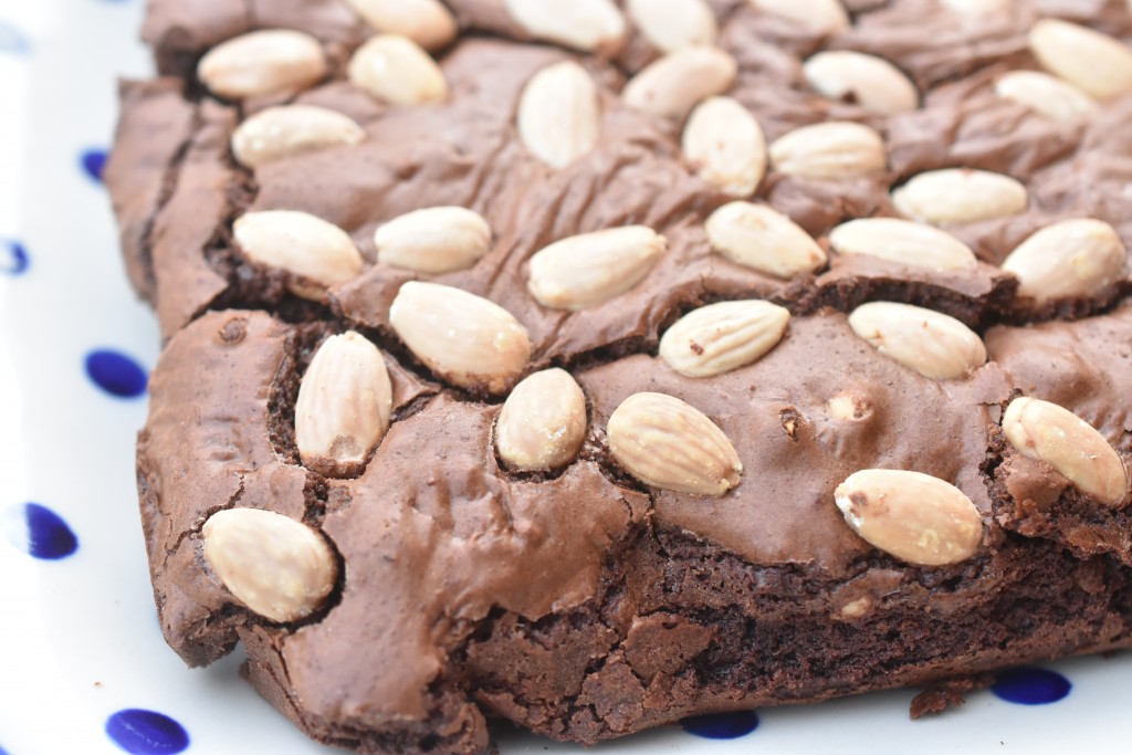 Brownie med mandler - den bedste opskrift på chokoladebrownie