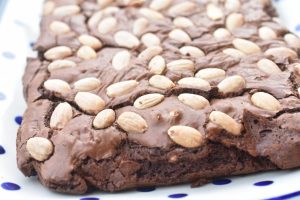 Brownie med mandler - den bedste opskrift på chokoladebrownie 