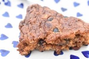 Hvid chokoladekage med kirsebær - blondie med Amarena