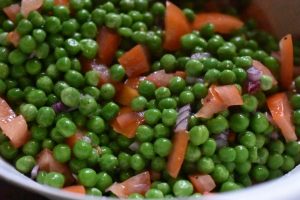 Ærtesalat med tomater i olie-eddikedressing - frisk og nem at lave