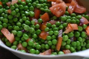 Ærtesalat med tomater og rødløg - nem salat