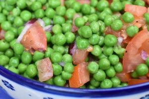 Ærtesalat med tomater og rødløg - nem salat