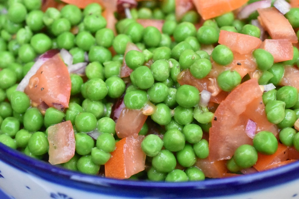 Ærtesalat med tomater og rødløg - frisk og nem at lave