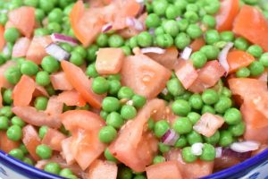 Ærtesalat med tomater og rødløg - frisk og nem at lave
