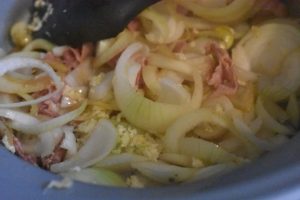 Steaks i crockpot i flødesauce med bacon, løg og peberfrugt