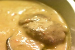 Steaks i crockpot i flødesauce med bacon, løg og peberfrugt