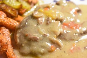 Steaks i crockpot i flødesauce med bacon, løg og peberfrugt