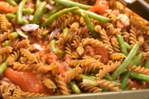 One Pot pasta med kylling, bønner, tomat og rosmarin - nem opskrift