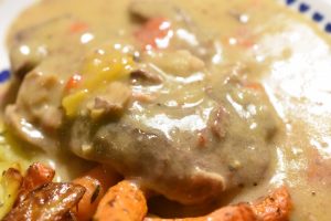 Steaks i crockpot i flødesauce med bacon, løg og peberfrugt