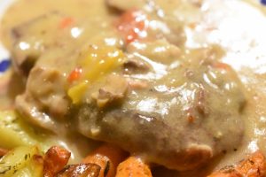 Steaks i crockpot i flødesauce med bacon, løg og peberfrugt