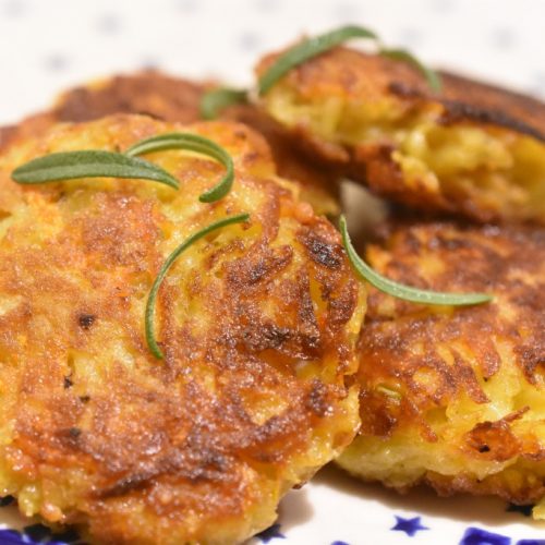Rösti med kartofler, gulerødder og cheddar - nem og lækker opskrift