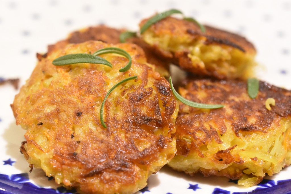 Rösti med kartofler, gulerødder og cheddar - nem og lækker opskrift