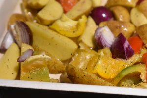 Kalvecuvette med stegte kartofler, stegte løg og peberfrugt