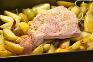 Kalvecuvette med stegte kartofler, stegte løg og peberfrugt