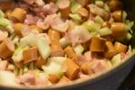 Paprikagryde - nem opskrift med svinekød, bacon og pølser