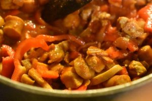 Paprikagryde - nem opskrift med svinekød, bacon og pølser