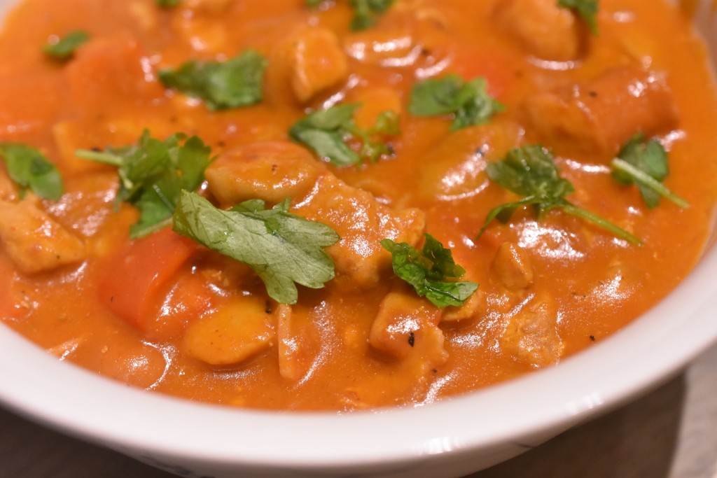 Paprikagryde - nem opskrift med svinekød, bacon og pølser