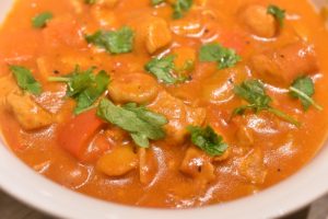 Paprikagryde - nem opskrift med svinekød, bacon og pølser