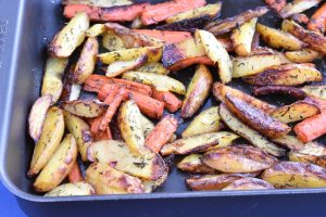 Kartofler og gulerødder i ovn - nem opskrift