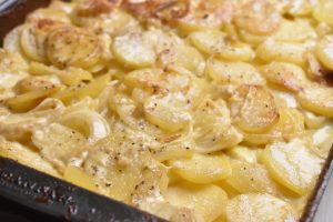 Flødekartofler opskrift på flødestuvede kartofler