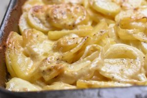 Flødekartofler opskrift på flødestuvede kartofler