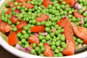 Ærtesalat med tomater og rødløg - nem salat