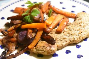 Lynstegte grøntsager med honning og stegte wienerschnitzler