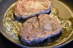 DSC_0234 • nogetiovnen.dk Steaksene brunes og krydres godt på begge sider