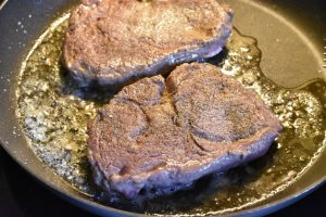 Steaksene brunes og krydres godt på begge sider