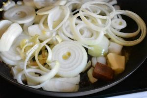 Løg svitses i smør og bouillon