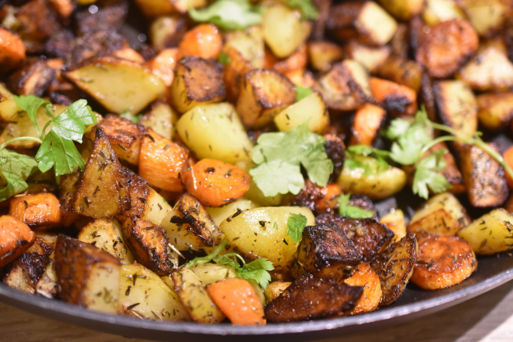 Råstegte kartofler og gulerødder med timian - nem opskrift
