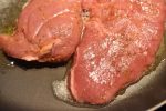 Steaks stegt på pande med flødesauce, løg og champignon