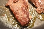 Steaks stegt på pande med flødesauce, løg og champignon