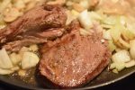 Steaks stegt på pande med flødesauce, løg og champignon