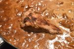 Steaks stegt på pande med flødesauce, løg og champignon