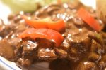 Steaks stegt på pande med flødesauce, løg og champignon