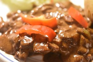 Steaks på pande m. flødesauce - opskrift