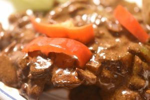 Steaks på pande m. flødesauce - opskrift