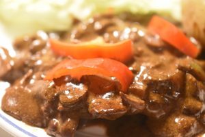 Steaks stegt på pande med flødesauce, løg og champignon