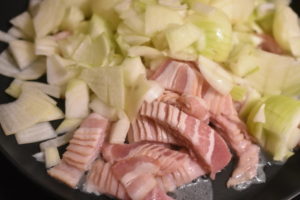 Løgtærte med bacon - grov tærte opskrift