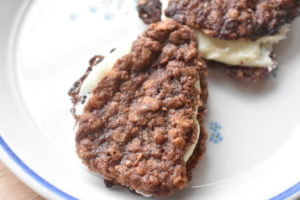 Chokoladesmåkager med smørcreme - lækre chokoladekager á la Oreo