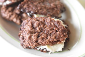 Chokoladesmåkager med smørcreme - lækre chokoladekager á la Oreo