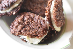 DSC_0595 • nogetiovnen.dk Chokoladesmåkager med smørcreme - lækre chokoladekager á la Oreo