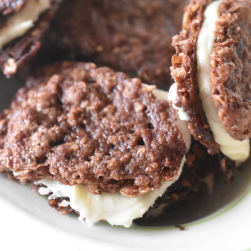 Chokoladesmåkager med smørcreme - lækre chokoladekager á la Oreo