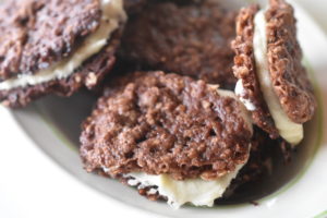 Chokoladesmåkager med smørcreme - lækre chokoladekager á la Oreo