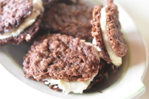 Chokoladesmåkager med smørcreme - lækre chokoladekager á la Oreo