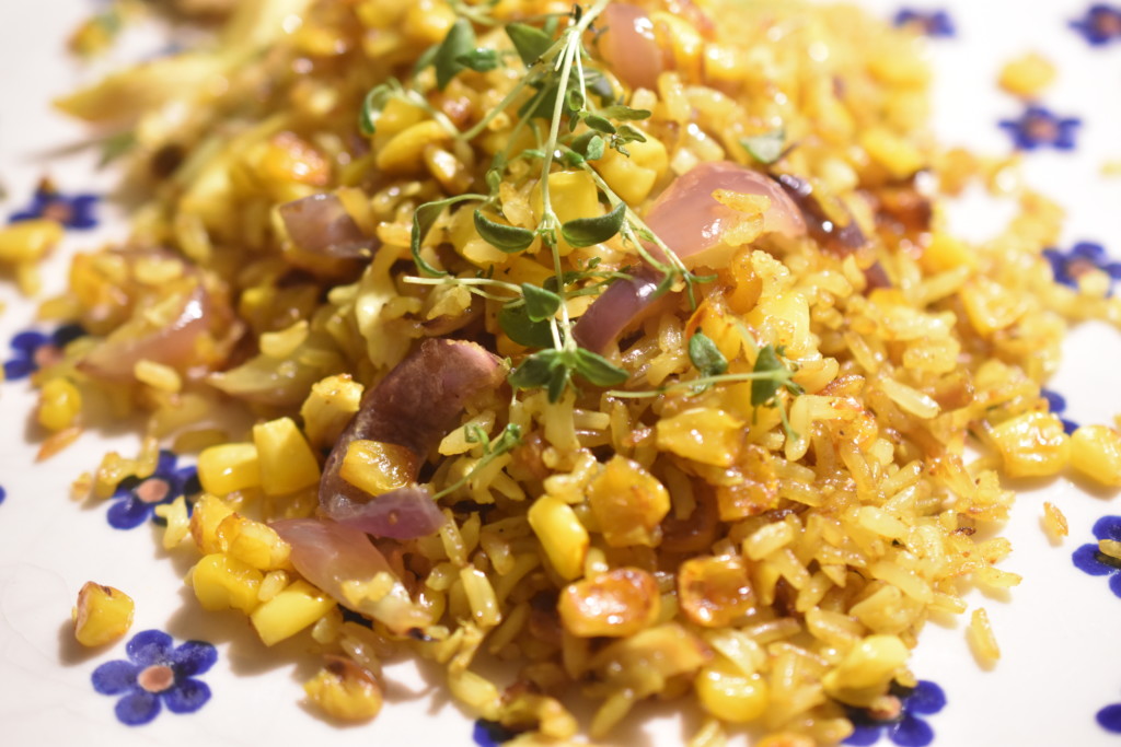 Stegte ris med kylling og karry, majs og rødløg