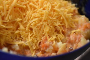 Kartoffelfrikadeller med gulerødder og cheddar - SÅ lækre