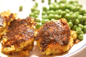 Kartoffelfrikadeller med gulerødder og cheddar - SÅ lækre