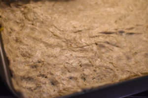 Tærte med porrer, rødløg og bacon og bund af grov tærtedej